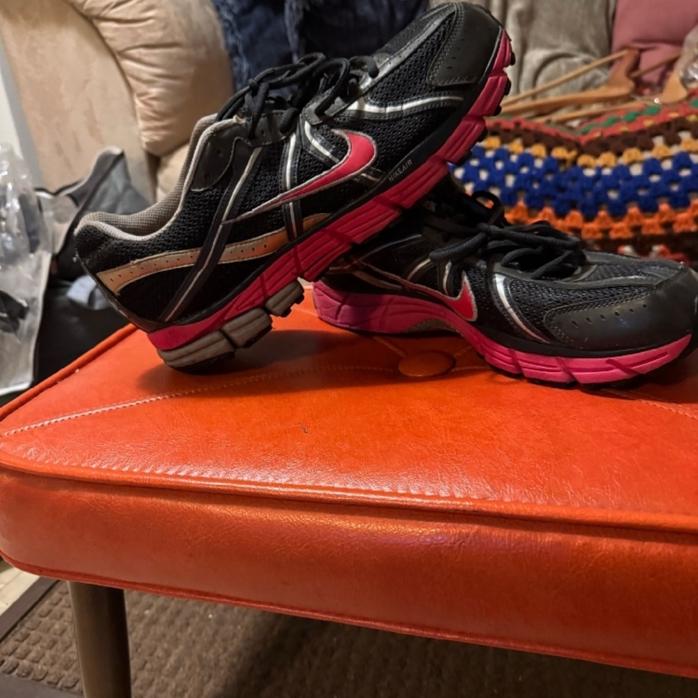 Nike Women's Black and Pink Running Shoes